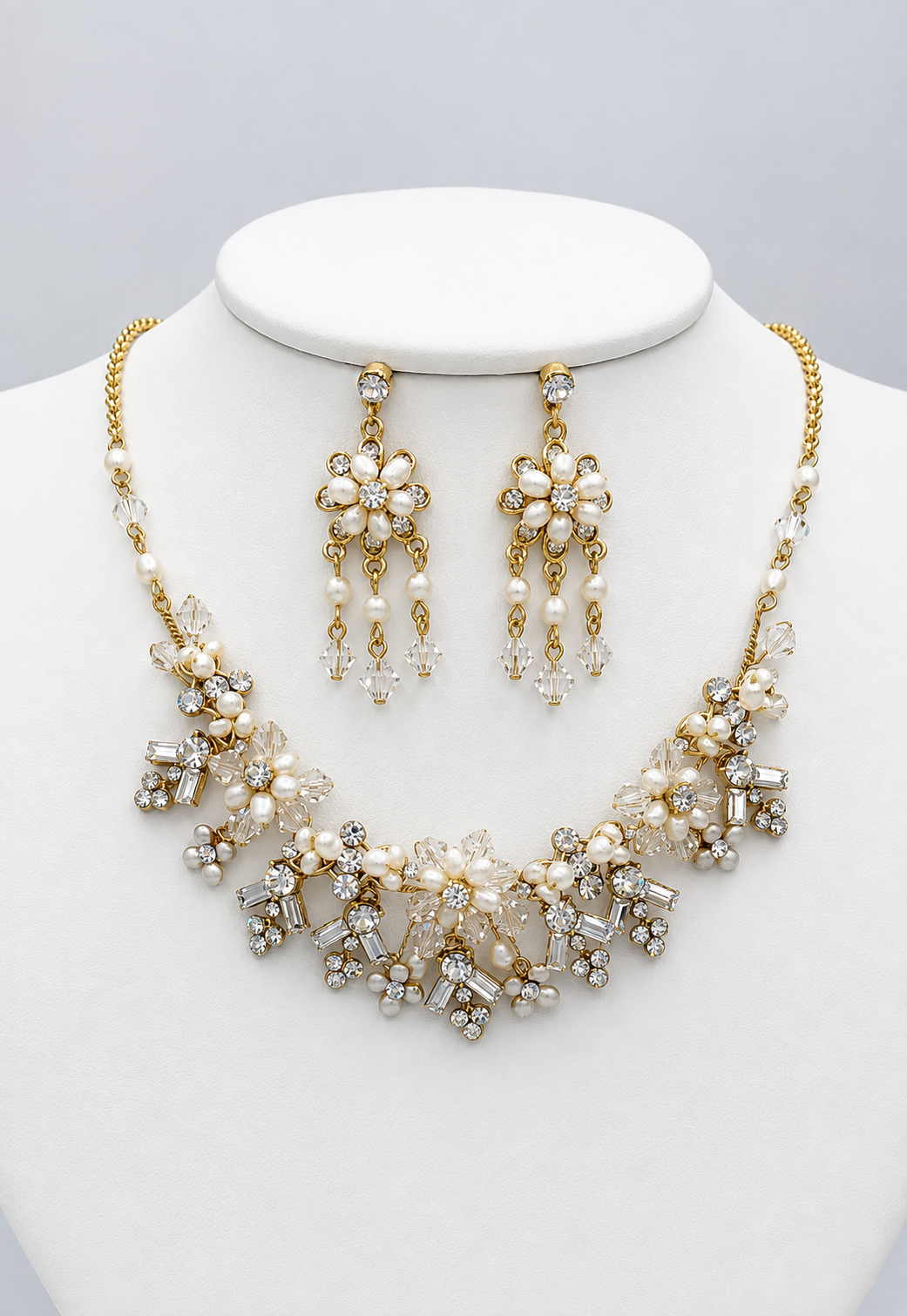 Ensemble collier et boucles d'oreilles en perles florales dorées Elen Henderson