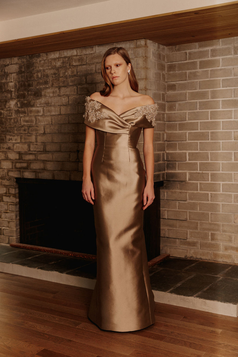 Catherine Regehr RZ1469EMB-TRF-Rzlibr robe de gala Margaret épaules dénudées avec broderies - Coupe trompette, longueur au sol, Bronze clair SW16