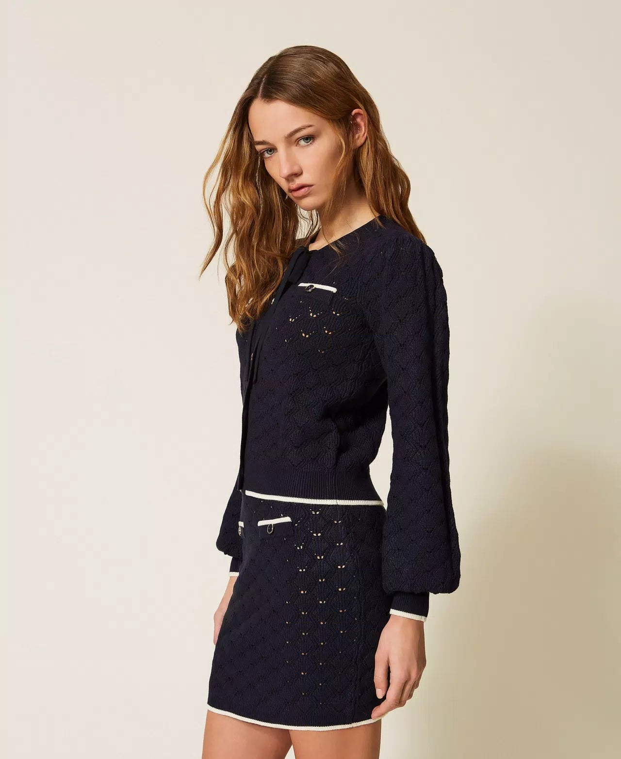 Jupe courte en tricot jacquard assortie