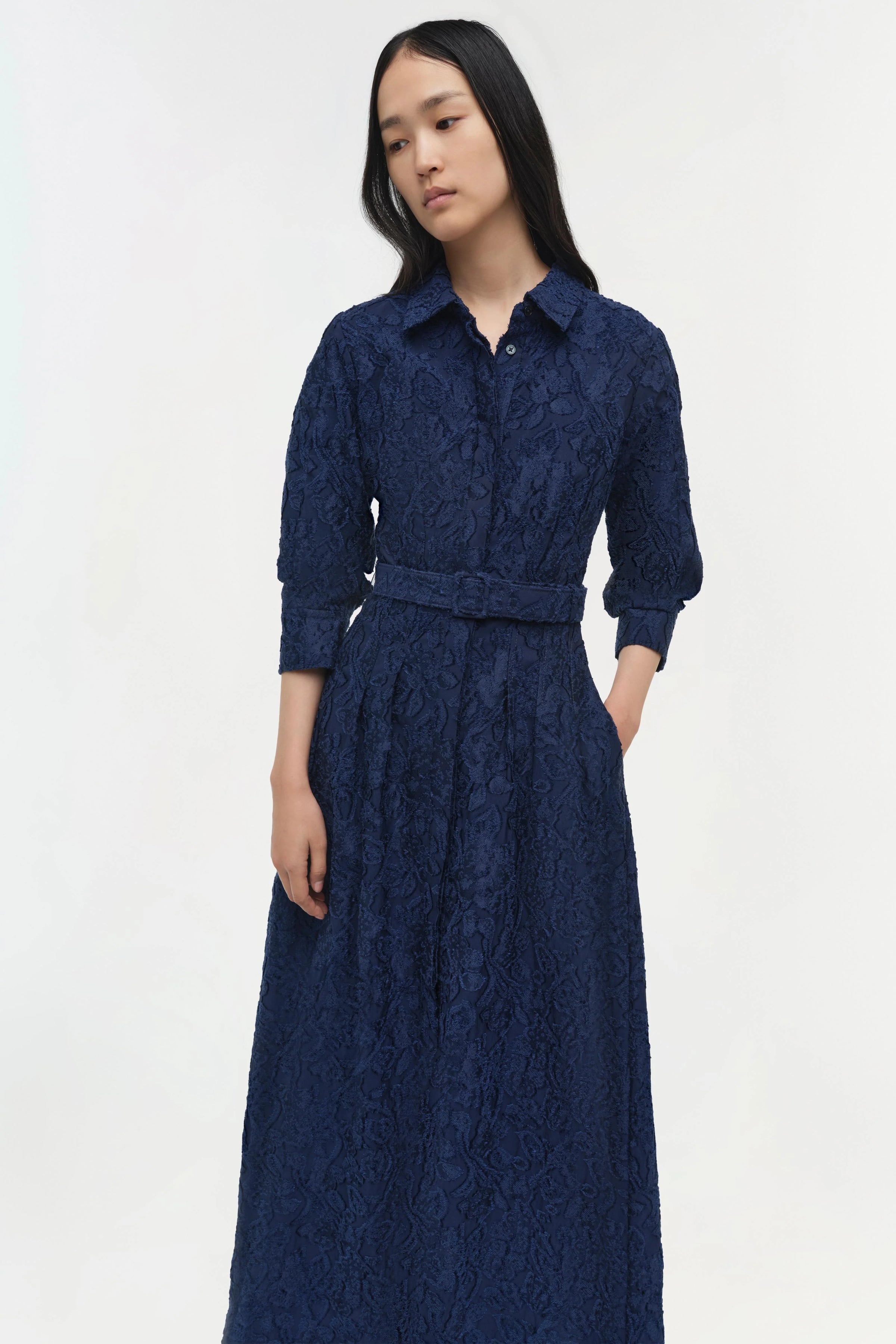 Robe ceinturée à manches longues Simkhai Courtney