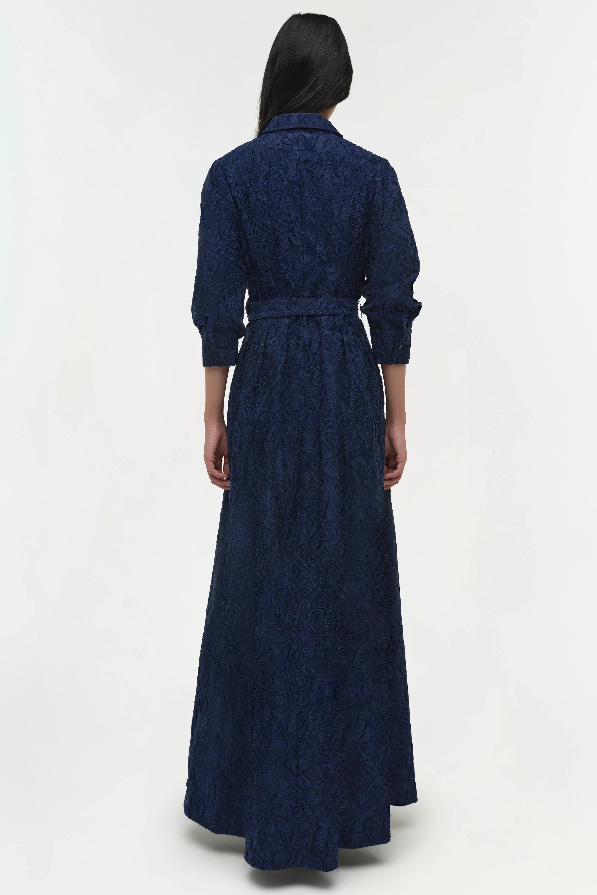 Robe ceinturée à manches longues Simkhai Courtney