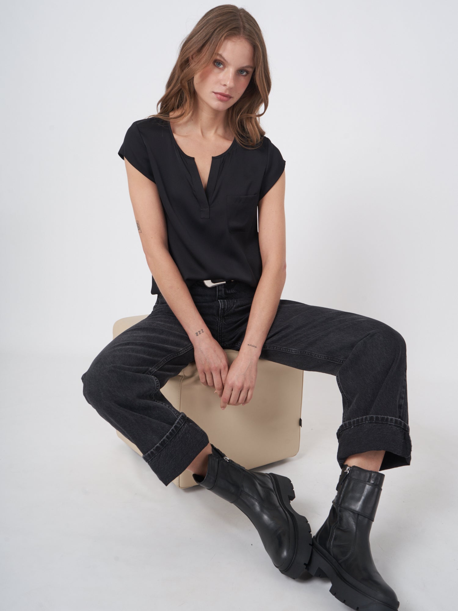 Blouse en soie tissée à motifs répétés (neuve)