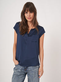 Blouse en soie tissée à motifs répétitifs