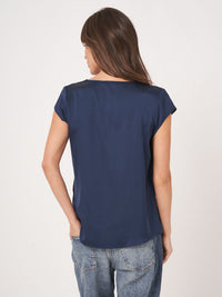 Blouse en soie tissée à motifs répétitifs