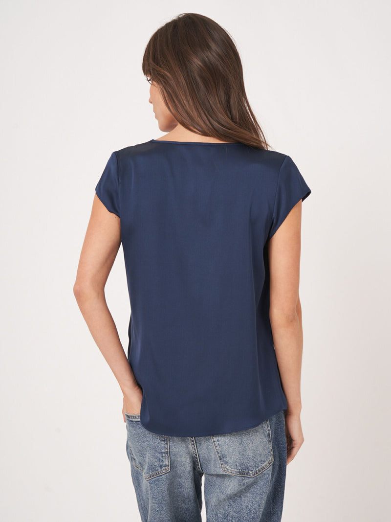 Blouse en soie tissée à motifs répétitifs