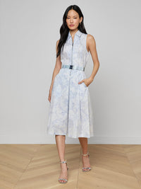 Robe chemise ceinturée L'Agence Kylo ivoire/brume pâle avec imprimé dentelle bleue