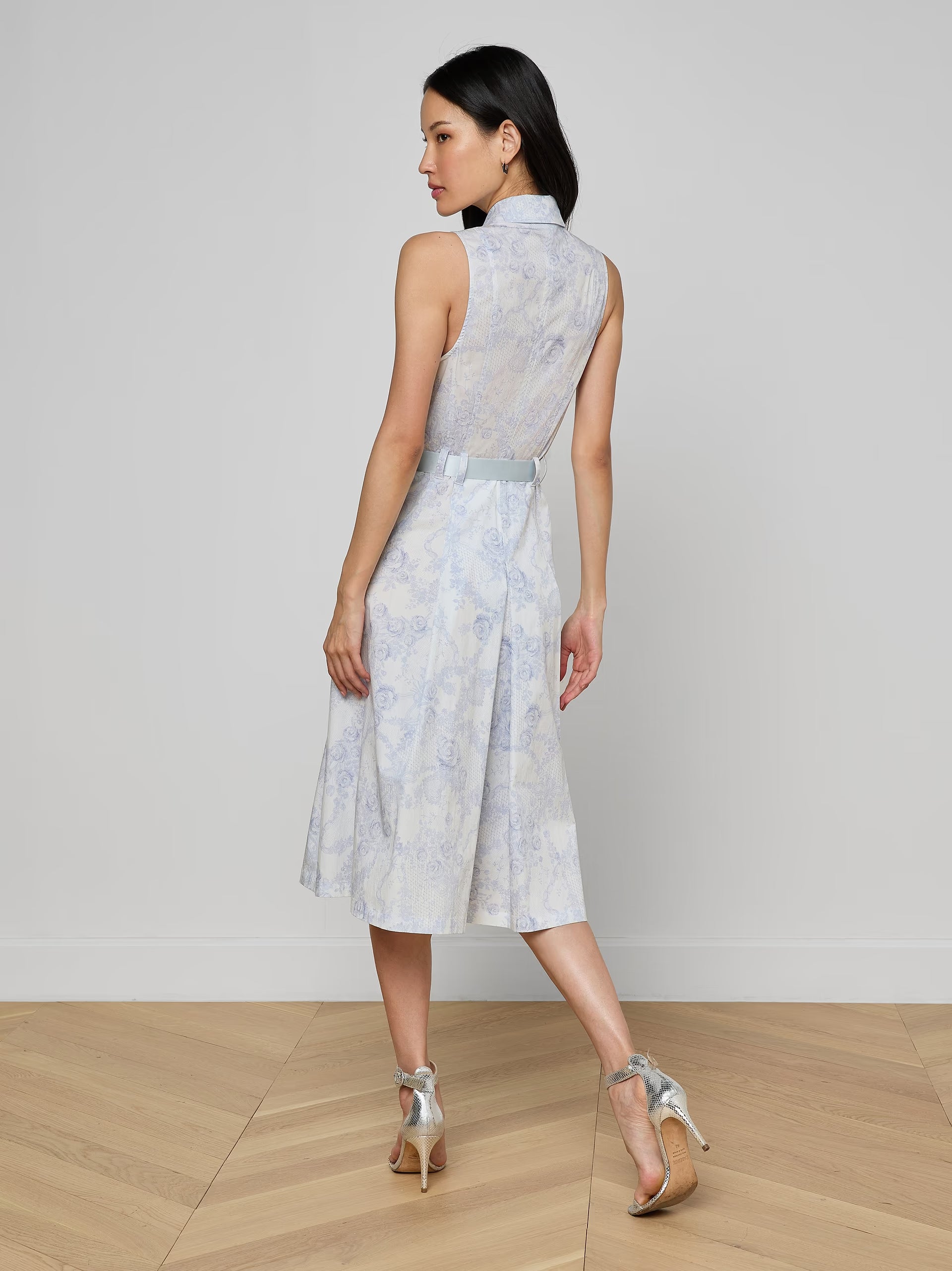 Robe chemise ceinturée L'Agence Kylo ivoire/brume pâle avec imprimé dentelle bleue