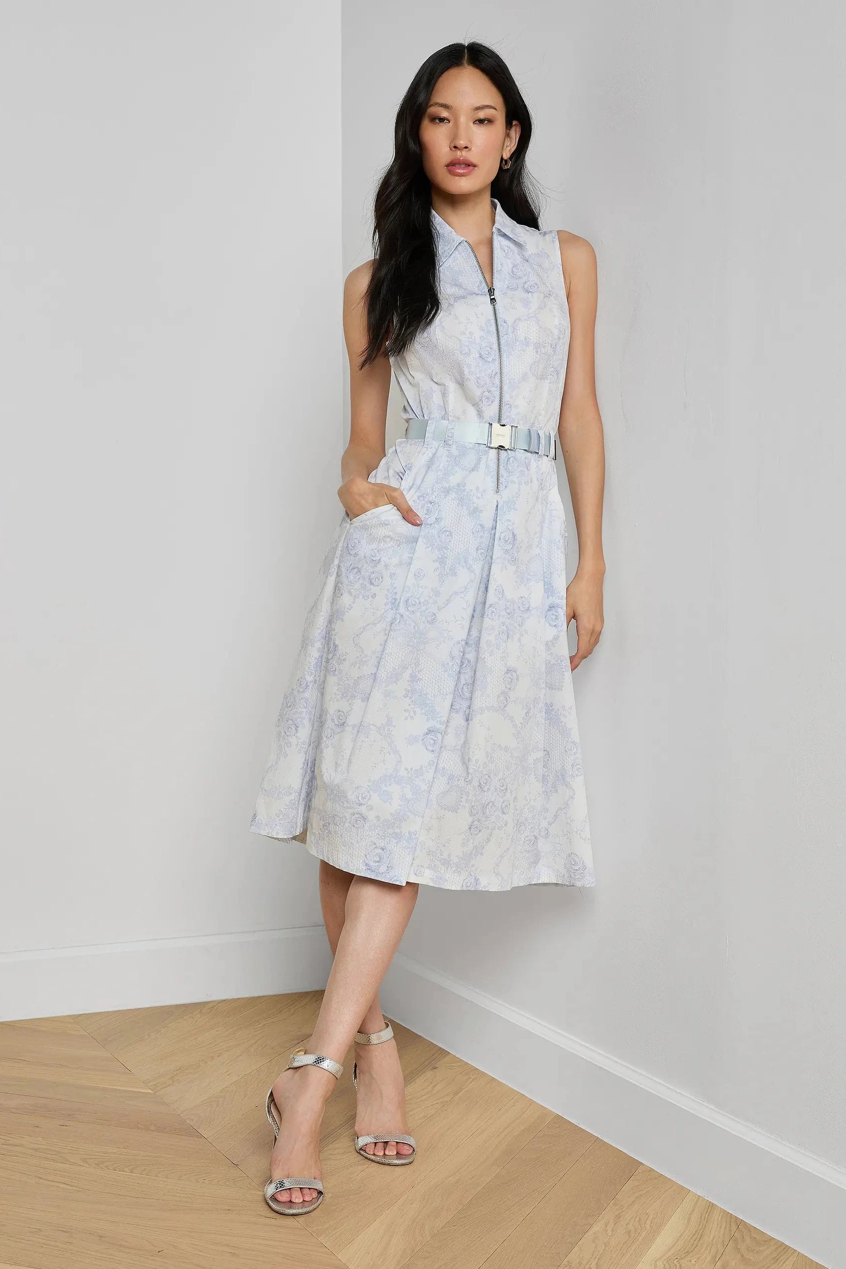 Robe chemise ceinturée L'Agence Kylo ivoire/brume pâle avec imprimé dentelle bleue