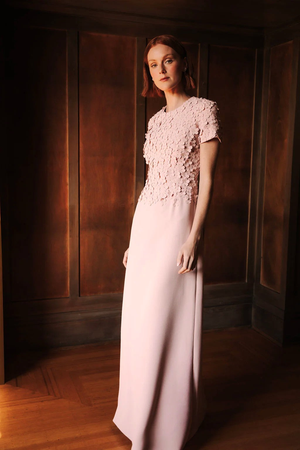 Robe Jackie à encolure bijou Catherine Regehr avec pétales de camélia et pierres précieuses