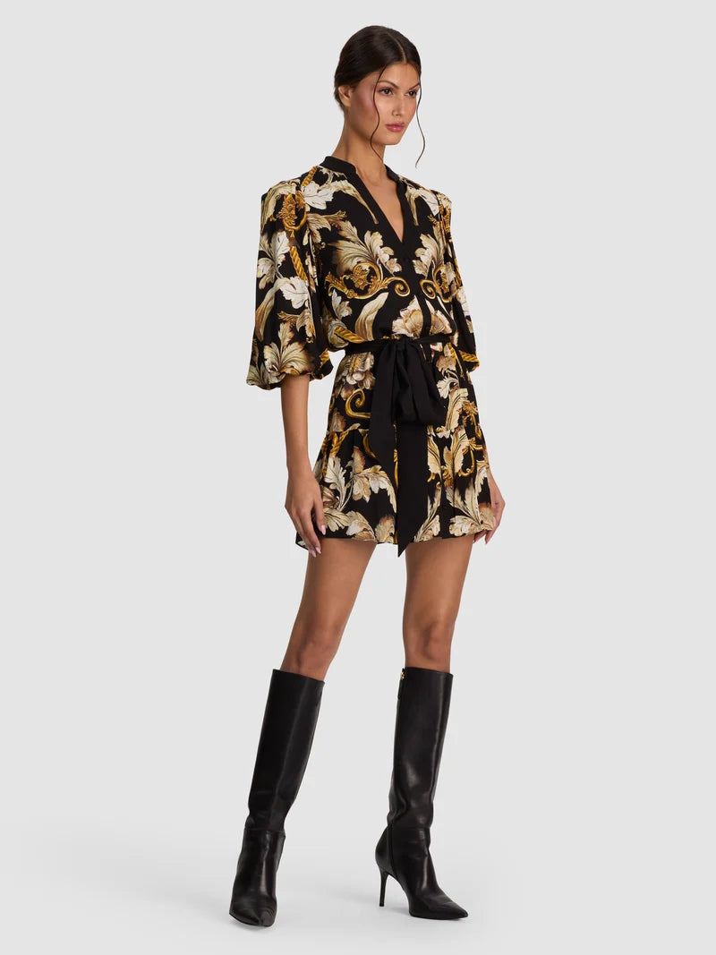 Mini-robe chemise Alice + Olivia Antonette à manches blousantes et jupe à volants, avec ceinture à nouer, Noir Élégance blanc cassé