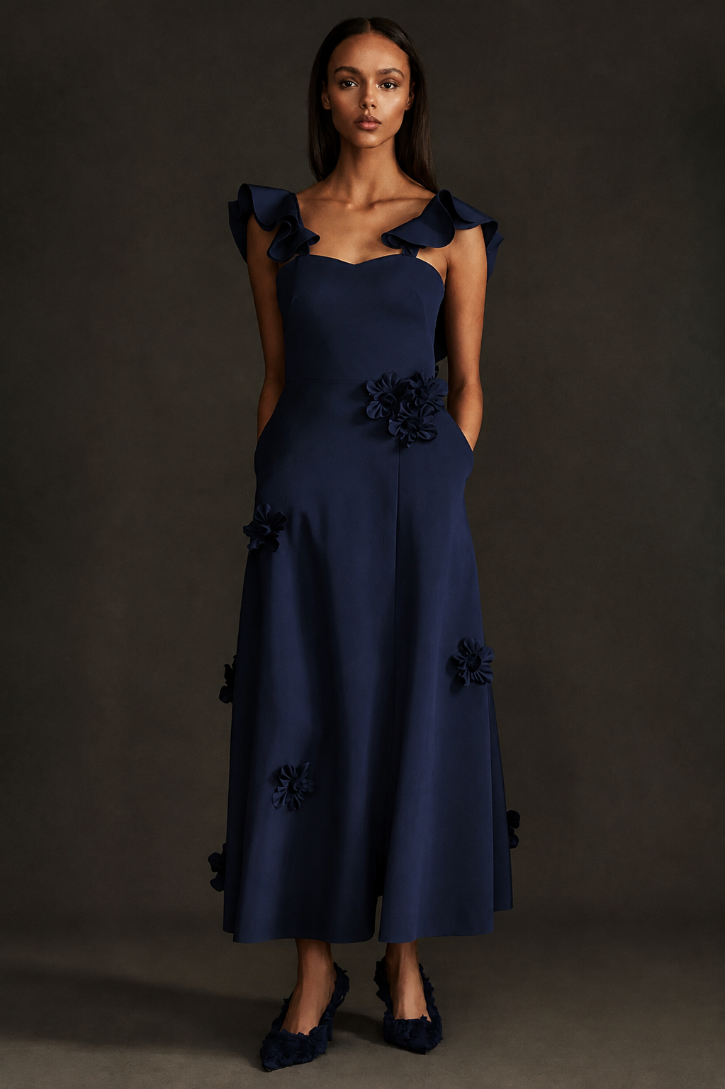 Greta Constantine RAVEL-MFK Ravel robe midi trapèze à manches volantées avec applique florale bleu marine
