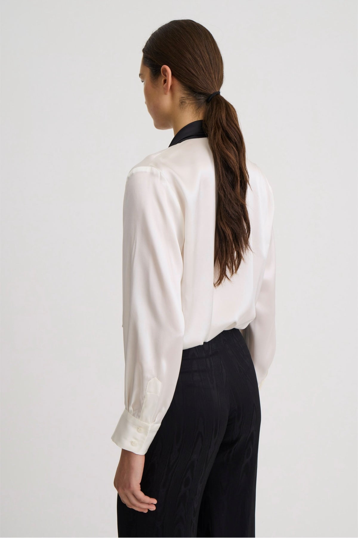 Smythe FA26103-WHITE BLACK Blouse à col noué en V perle/noir