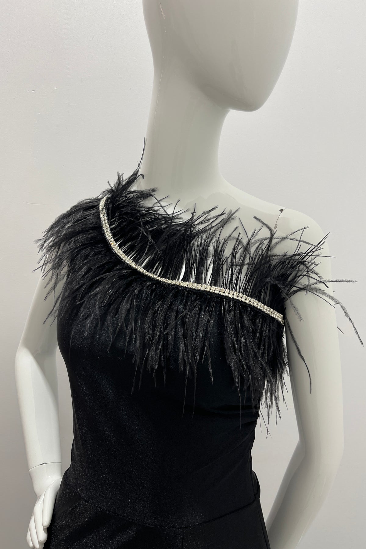 Jessica Angel - Robe asymétrique asymétrique ornée de cristaux et de plumes d'autruche, robe ajustée avec fente haute sur la gauche