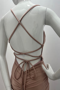 Jessica Angel - Robe ajustée à fines bretelles avec lacets dans le dos, dos décolleté en V et fronces, avec fente haute sur le côté droit