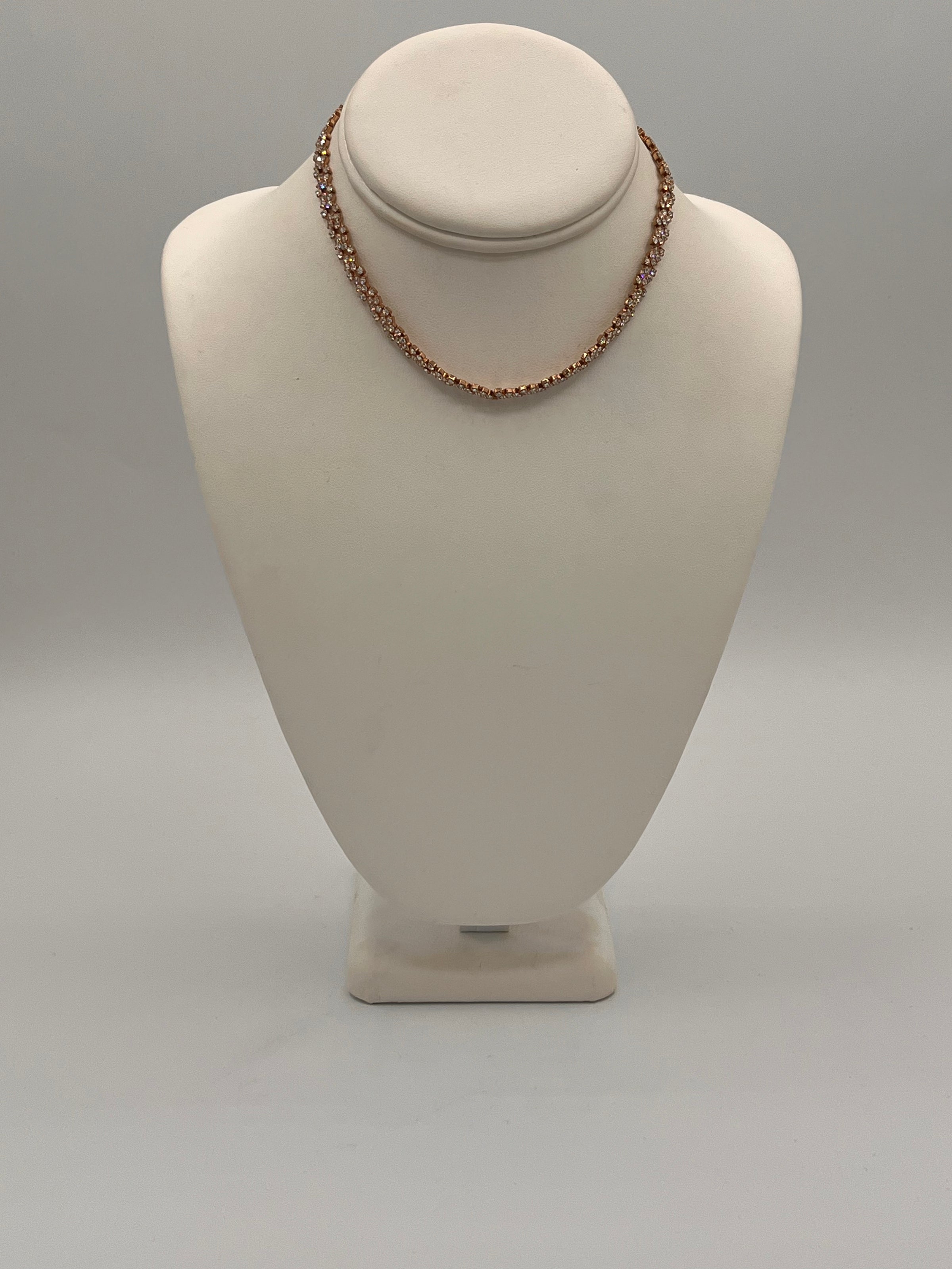 Tres chic Pink Rose Necklace