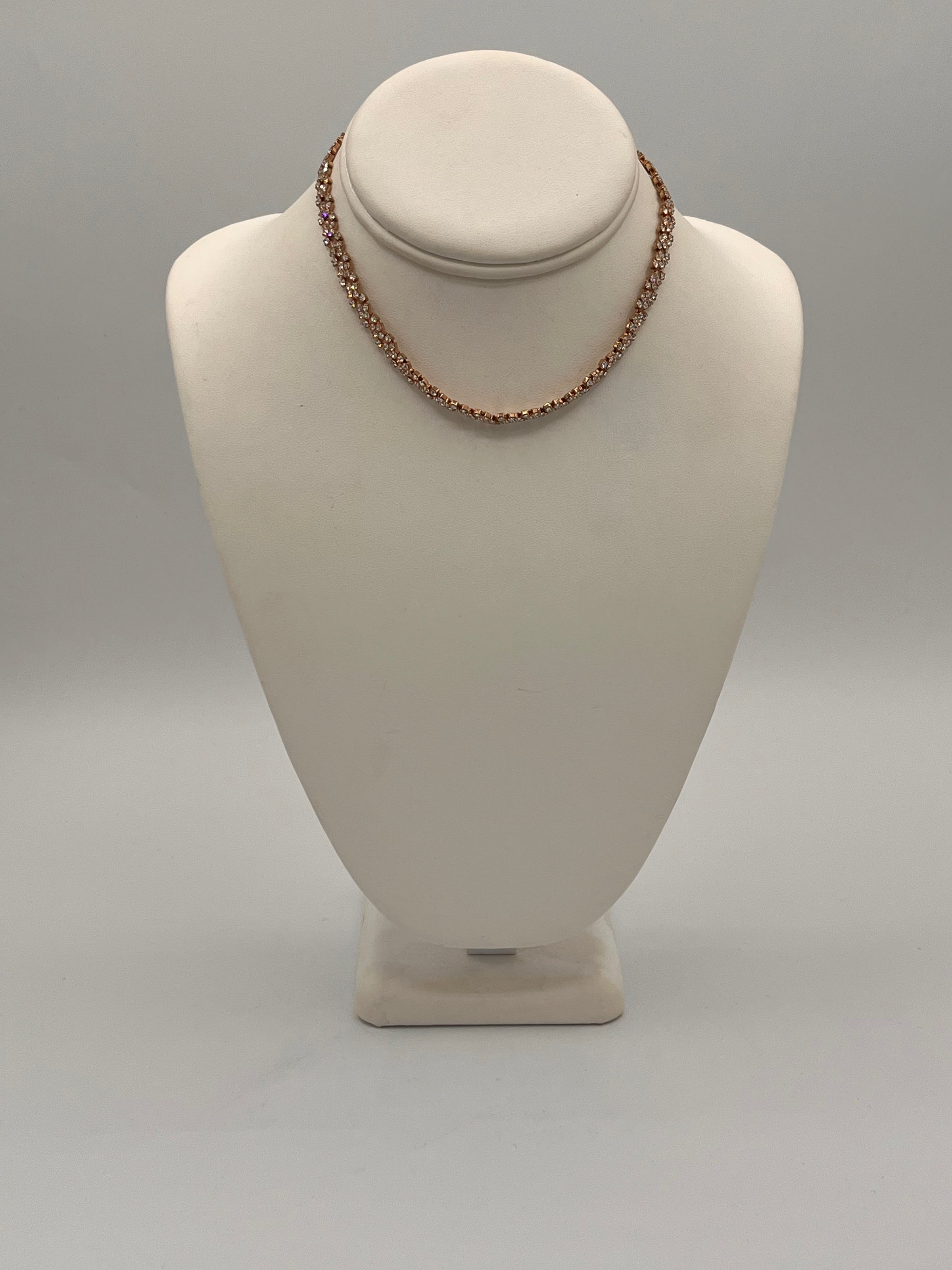 Tres chic Pink Rose Necklace