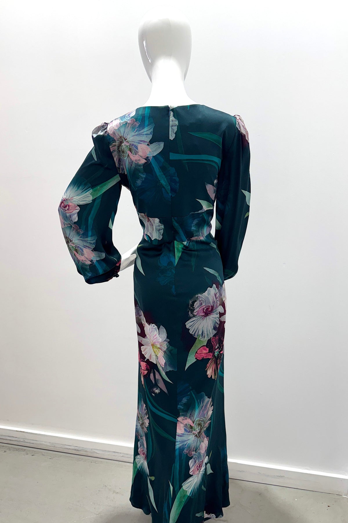 Robe longue Frascara 3584 à manches longues et décolleté en V profond, motif floral multicolore