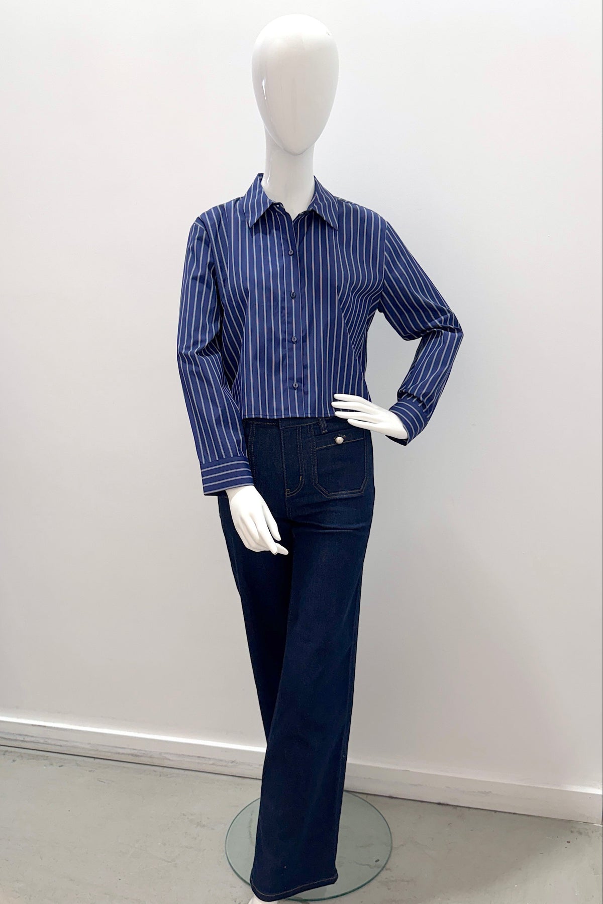 L'Agence Cosette Crop Hi Low Shirt à rayures bleu nuit et blanches avec nœud