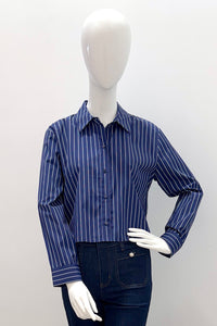 L'Agence Cosette Crop Hi Low Shirt à rayures bleu nuit et blanches avec nœud