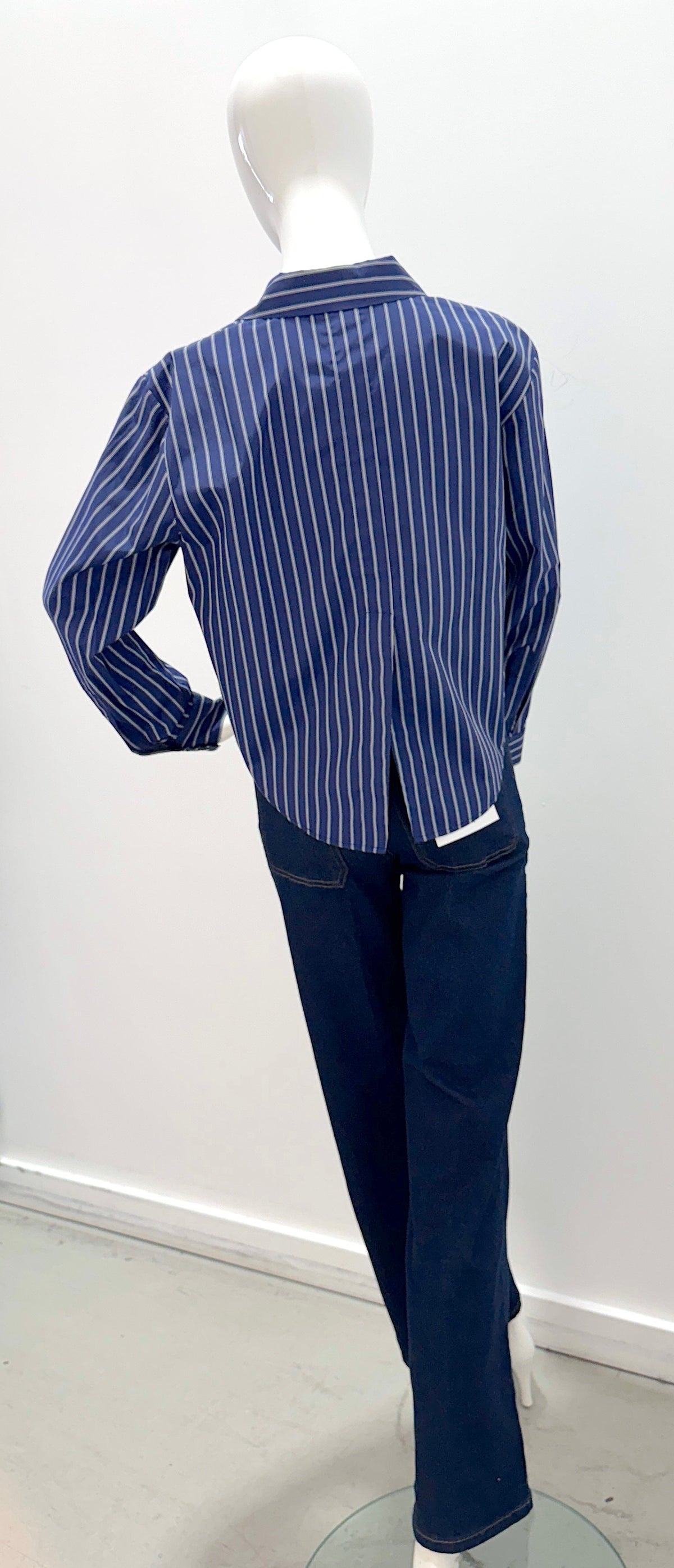 L'Agence Cosette Crop Hi Low Shirt à rayures bleu nuit et blanches avec nœud