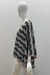 MISSONI D9517 ZIG ZAG BLK ET SLVR PONCHO À GARNITURE ROUGE O/S