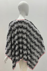 MISSONI D9517 ZIG ZAG BLK ET SLVR PONCHO À GARNITURE ROUGE O/S