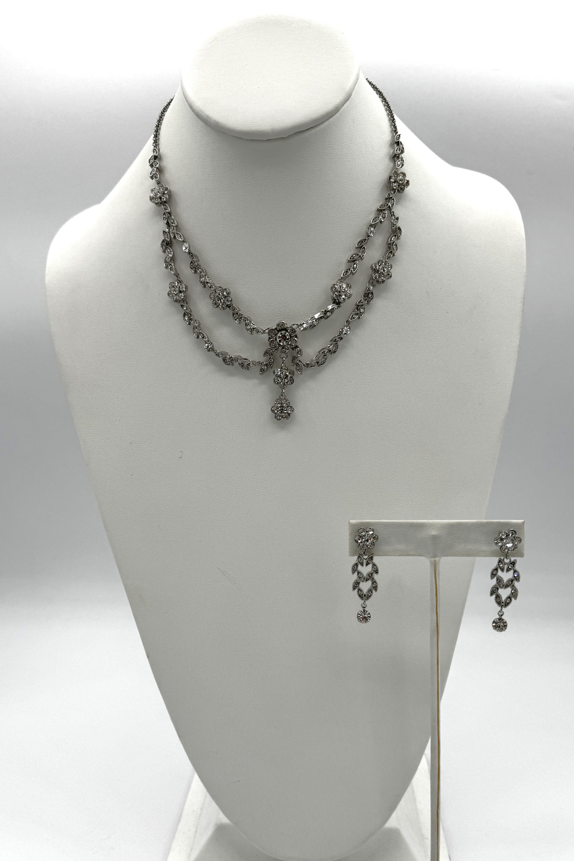 Tres Chic collier serti de pavé et ensemble de boucles d'oreilles pendantes
