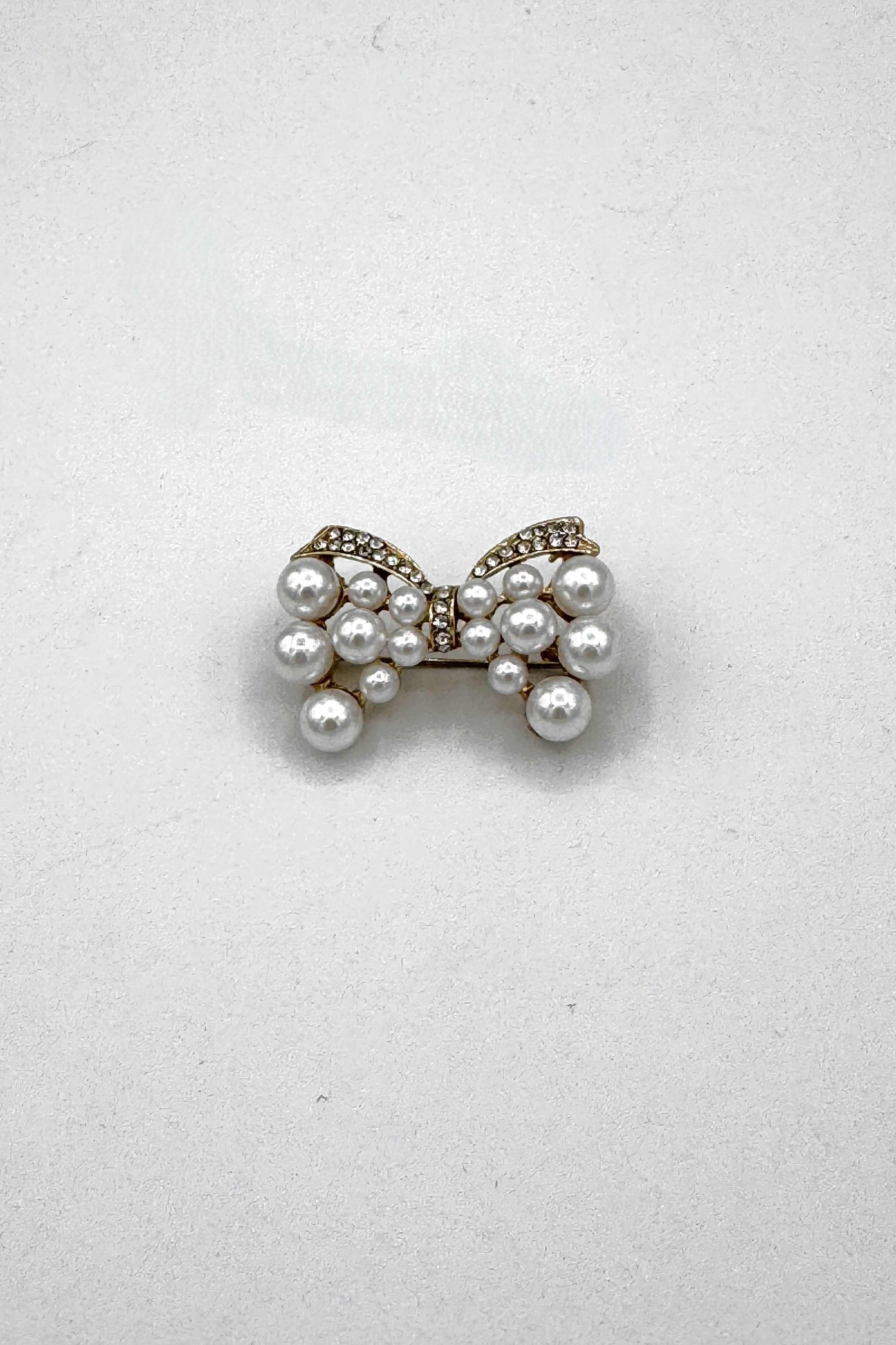 Tres Chic Tie Brooch With Pearls