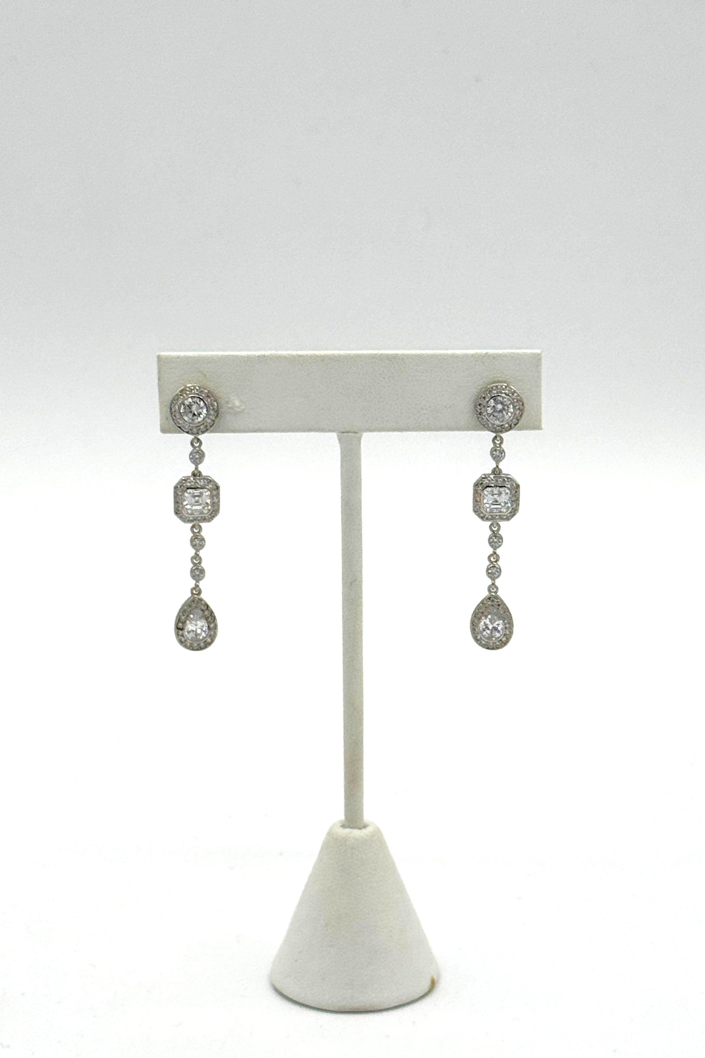 Boucles d'oreilles pendantes en cristal Tres Chic avec montures halo