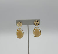 Boucles d'oreilles en pierre crème Tres Chic avec feuille