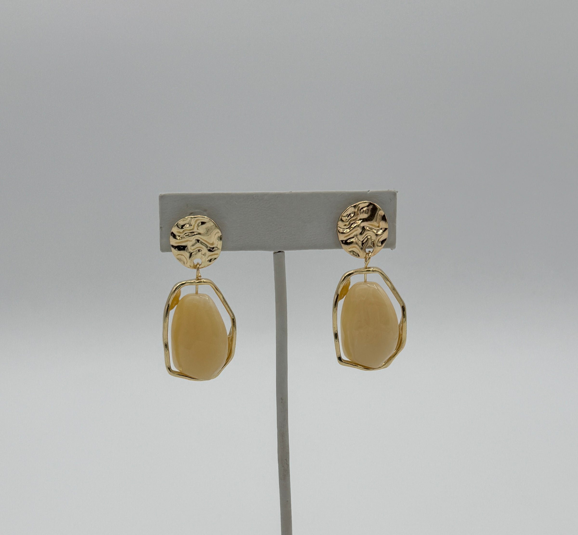 Boucles d'oreilles en pierre crème Tres Chic avec feuille