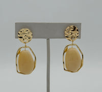 Boucles d'oreilles en pierre crème Tres Chic avec feuille