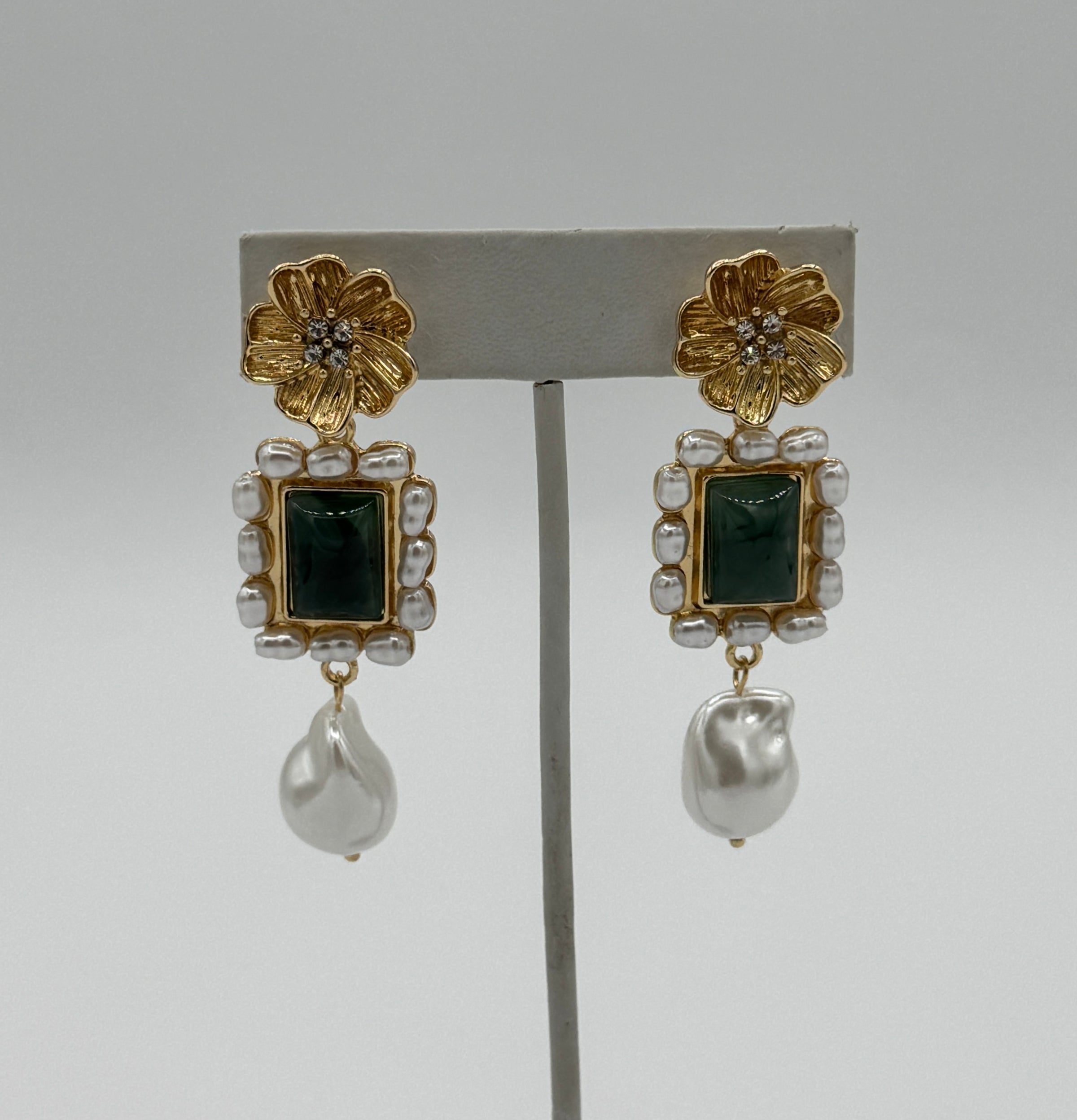 Boucles d'oreilles carrées Tres Chic ornées de perles et de pierres vertes - Or