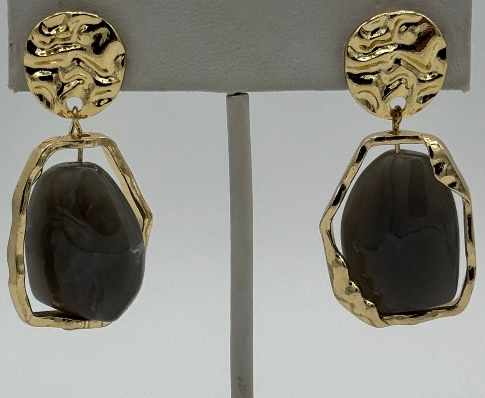 Boucles d'oreilles pierre grise avec feuille Tres Chic