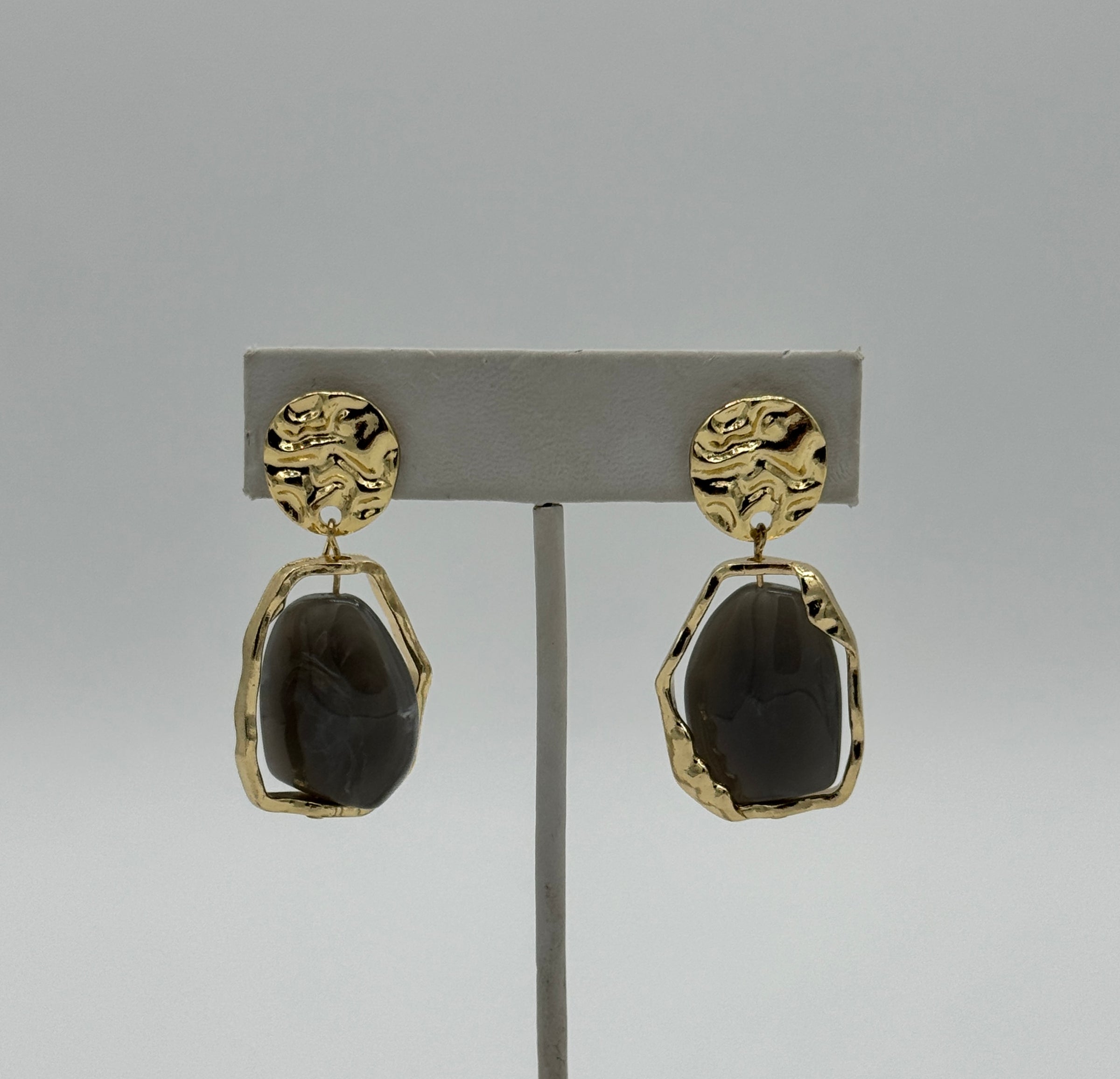 Boucles d'oreilles pierre grise avec feuille Tres Chic