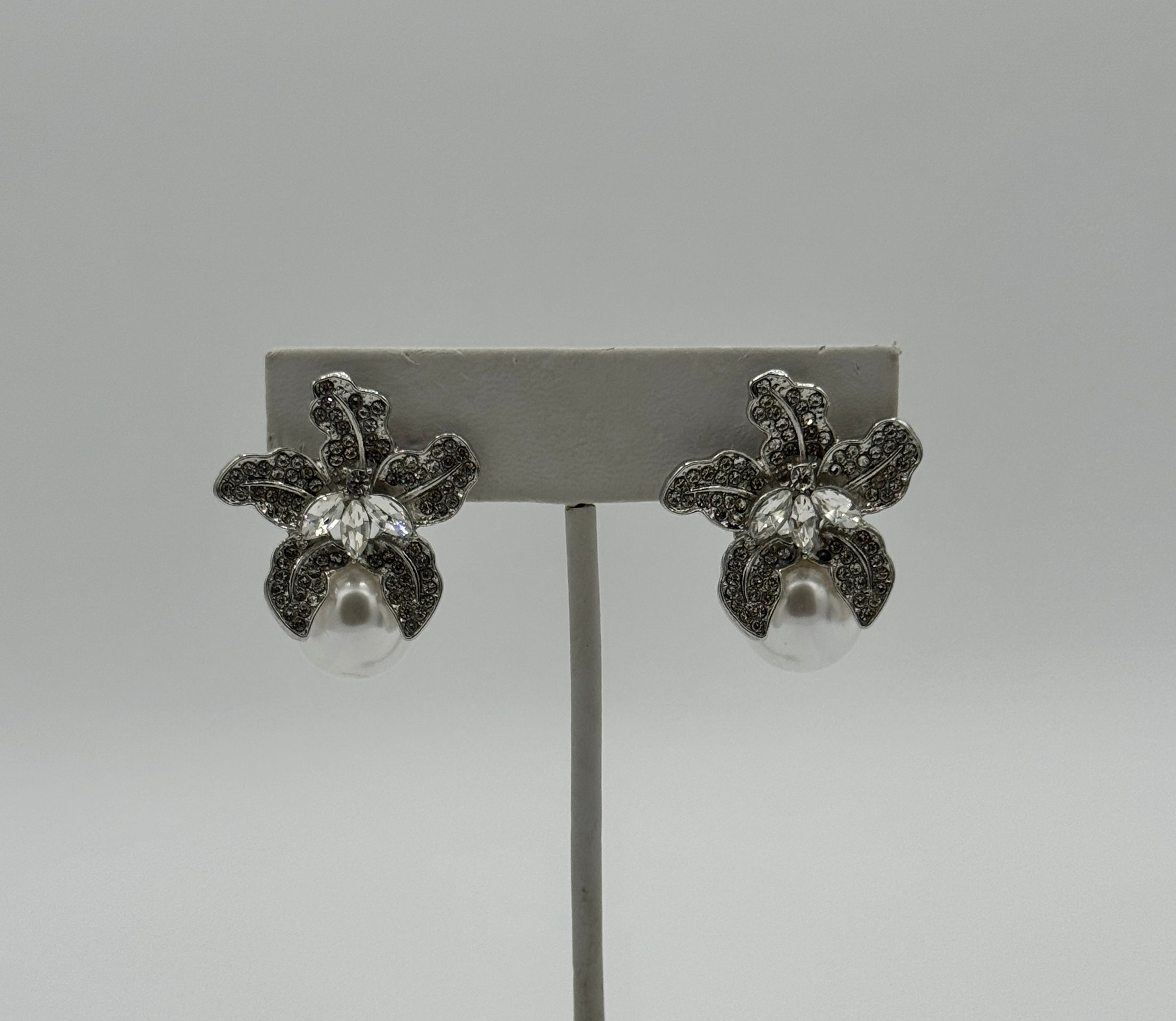 Tres Chic Flower Emb Crystals w/ Pearl Earrings
