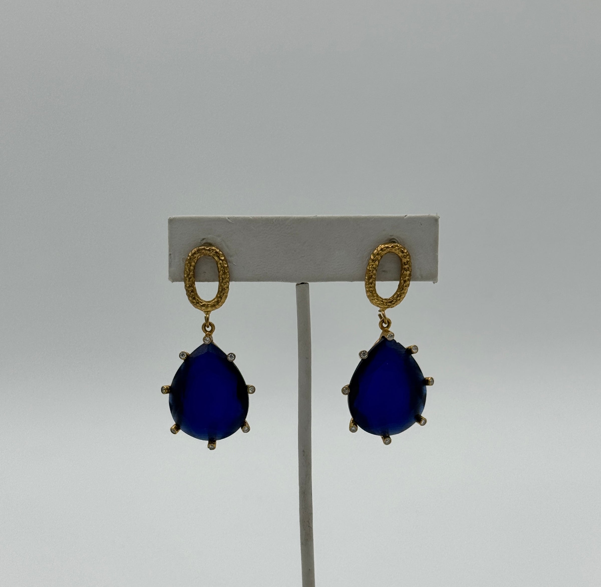Boucles d'oreilles pendantes en cristal bleu zirconien Tres Chic