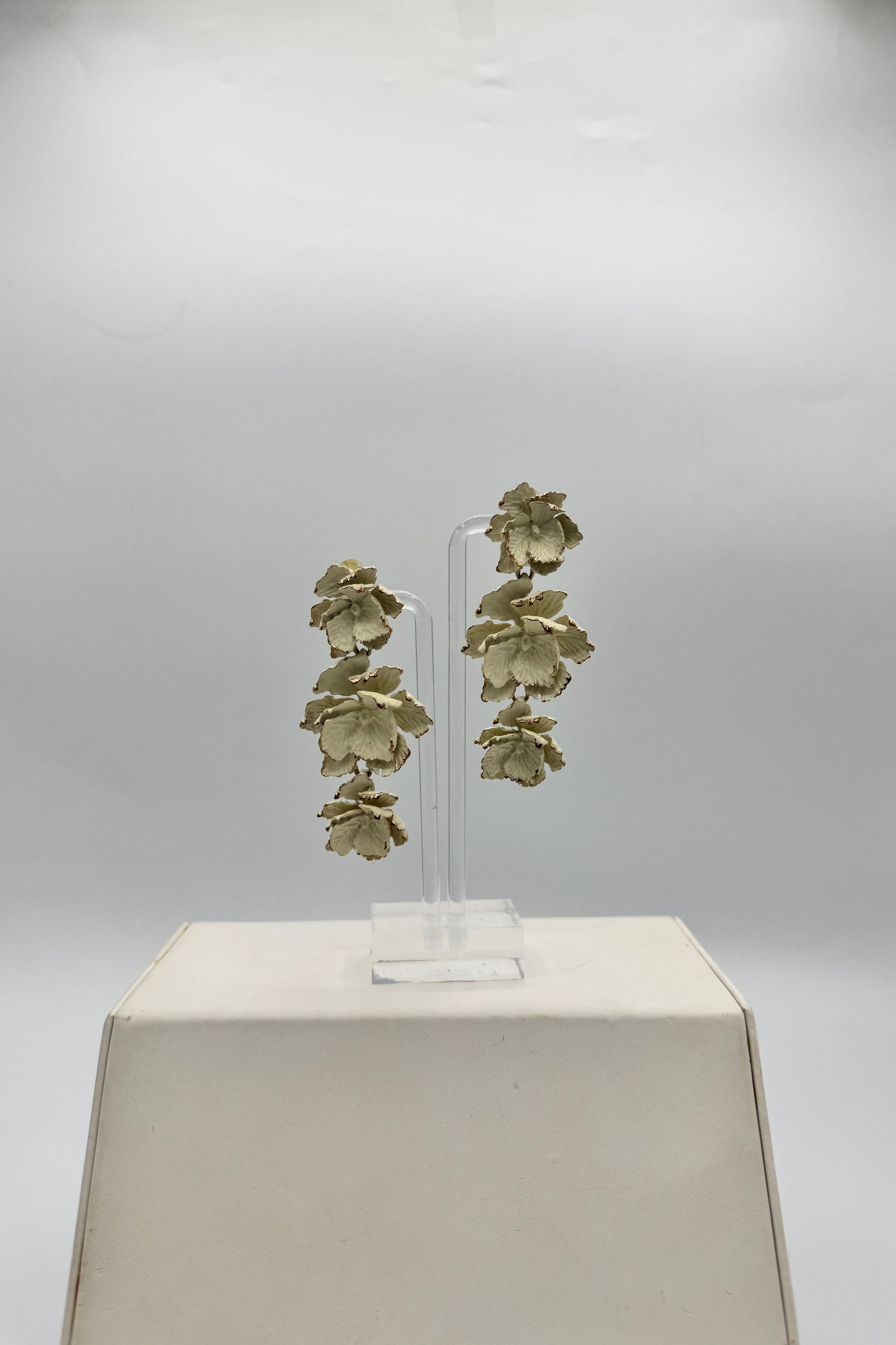 Boucles d'oreilles à clip Trois Roses Crème Tres Chic