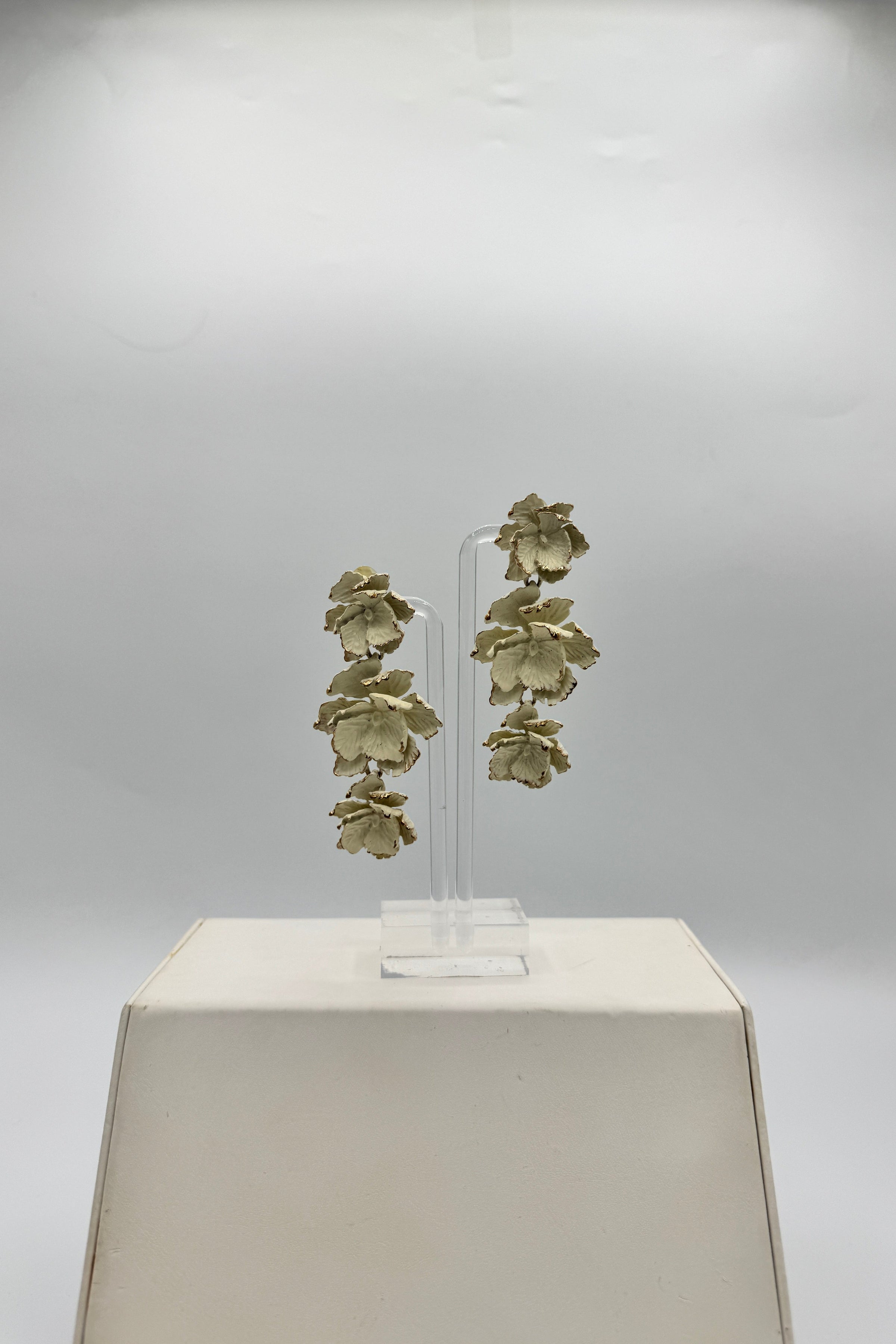 Boucles d'oreilles à clip Trois Roses Crème Tres Chic