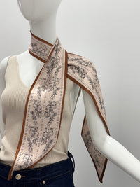 Foulard étroit en soie à nœud et motif floral