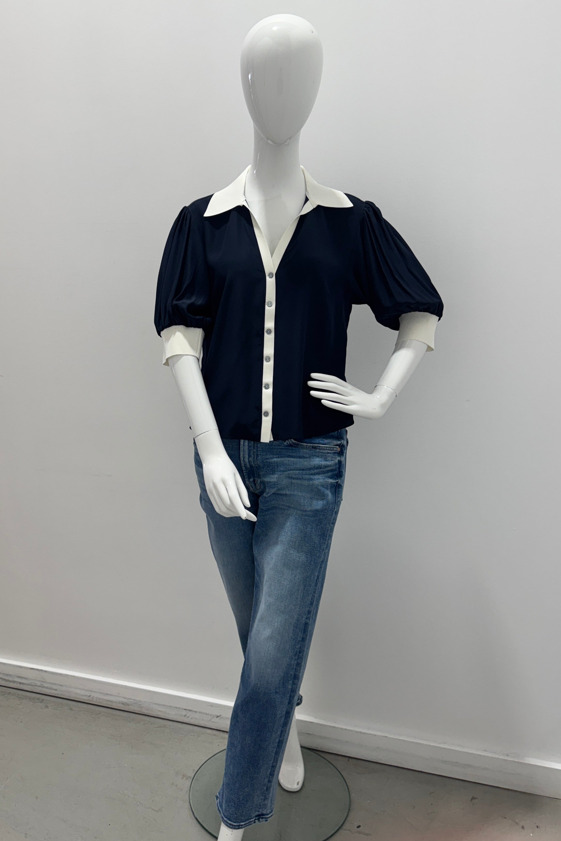 Top Cinq À Sept Weiley en soie 100 % marine/crème
