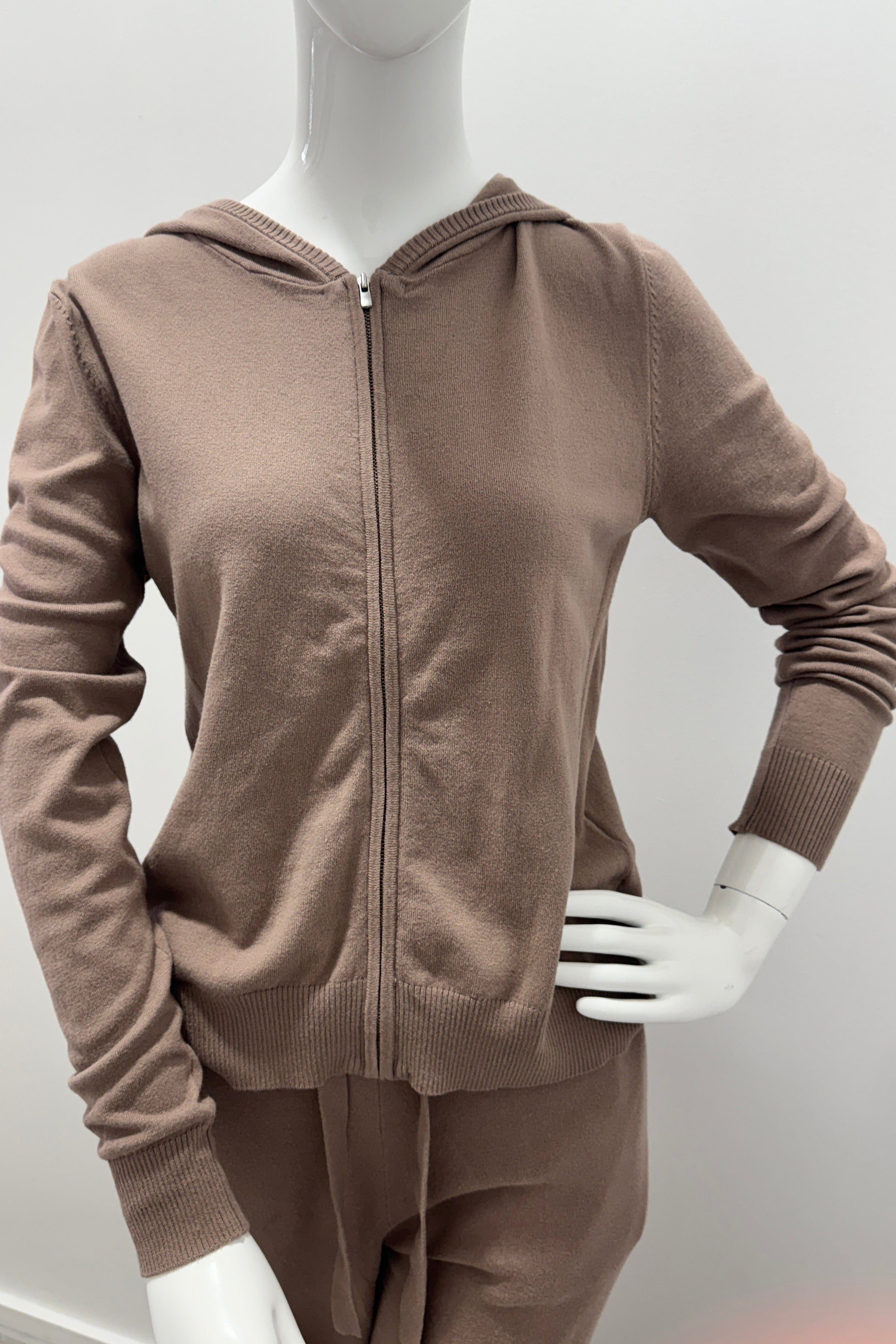 Sweat à capuche en coton biologique tricoté Majestic Filatures Coffee Latte