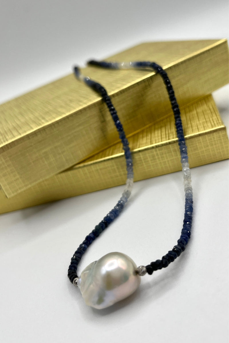 Collier Ricki Goldstein avec saphirs et perles d'eau douce baroques