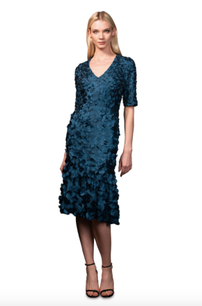 Theia V-Neck Petal Dress. Robe de pétale brodée - Très Chic 