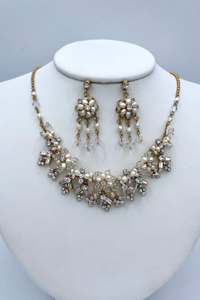 Ensemble collier et boucles d'oreilles en perles florales dorées Elen Henderson