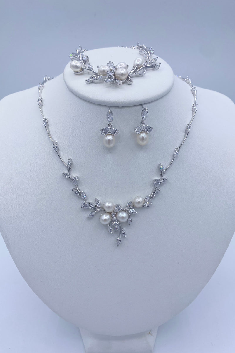 Ensemble collier et boucles d'oreilles en cristal avec feuille de perles Elen Henderson